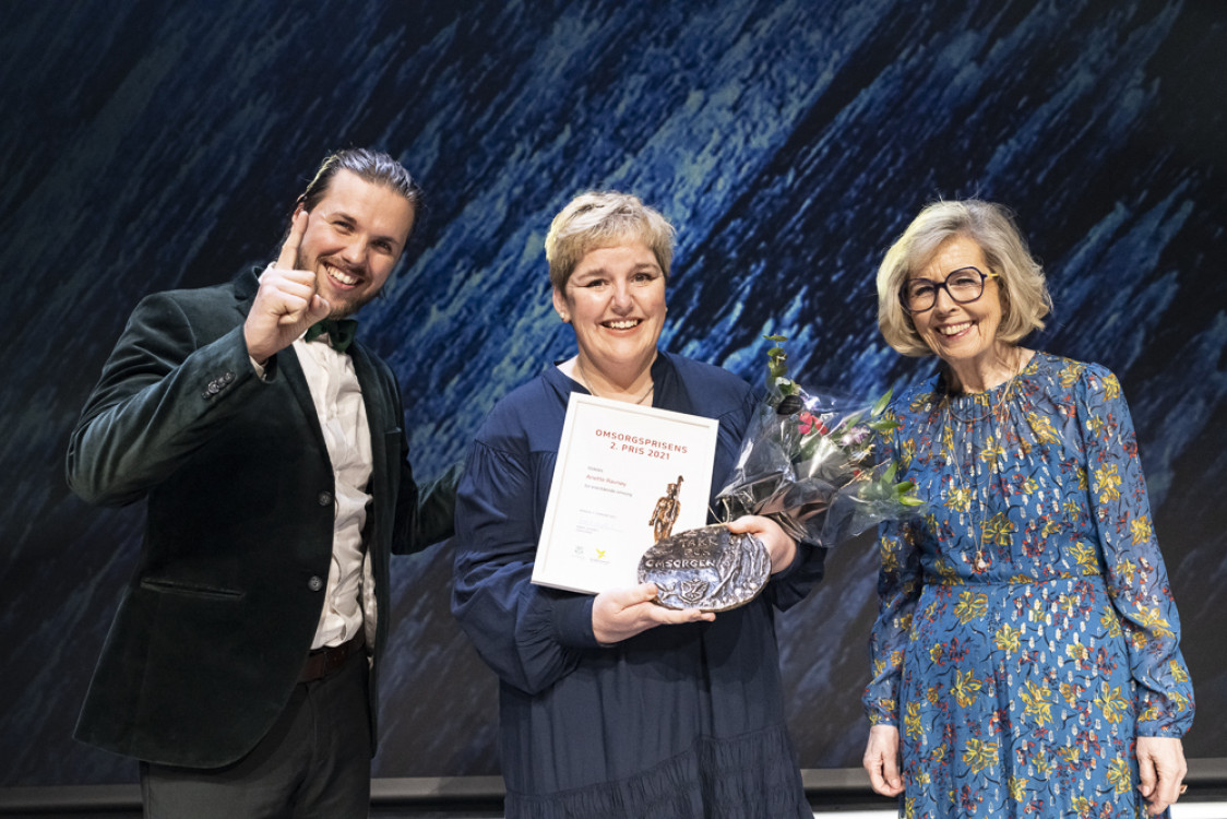 Kvinne med blomster, kvinner og mann - på en scene