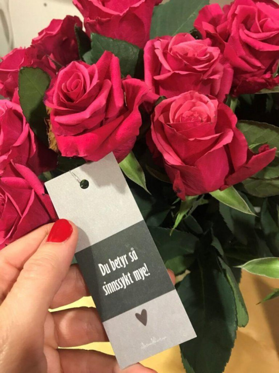 Rosa roser med et kort. OPPMUNTRING: Venner kom med blomster og oppmuntringer i den vanskelige tiden.